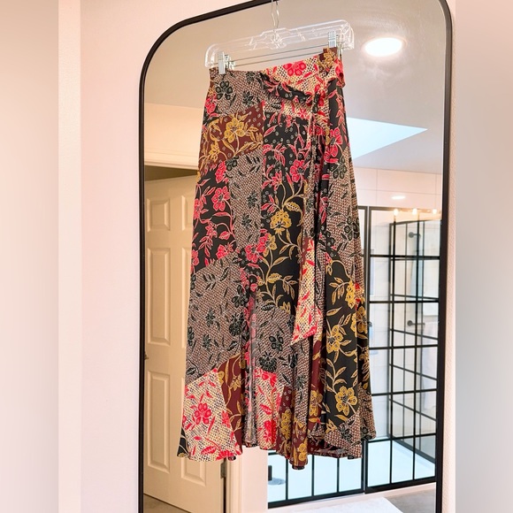 Velvet by Graham and Spencer - Swan Skirt - Size S - Picture 2 of 9